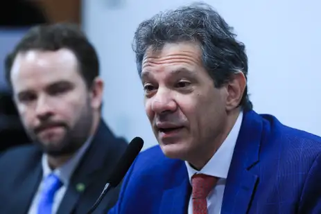 Brasília - 14/10/2025 -O ministro da Fazenda, Fernando Haddad, participa de audiência pública na Comissão de Assuntos Econômicos (CAE) do Senado. Em debate, o projeto de lei (PL 1.087/2025) do governo que isenta do Imposto de Renda quem ganha até R$ 5 mil. Foto: Lula Marques/ Agência Brasil.