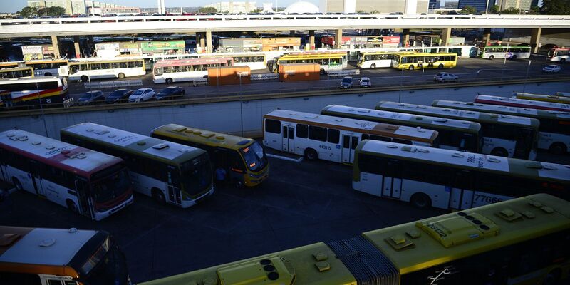 Dezenas de ônibus de uma mesma empresa urbana são apedrejados no DF