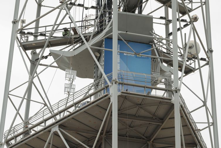 Brasília (DF), 02/02/2026 – Montagem da primeira estação de TV 3.0 (Detalhe da antena branca), essa estrutura será responsável por veicular as programações da EBC e da Rede Legislativa.
Foto: Joédson Alves/Agência Brasil
