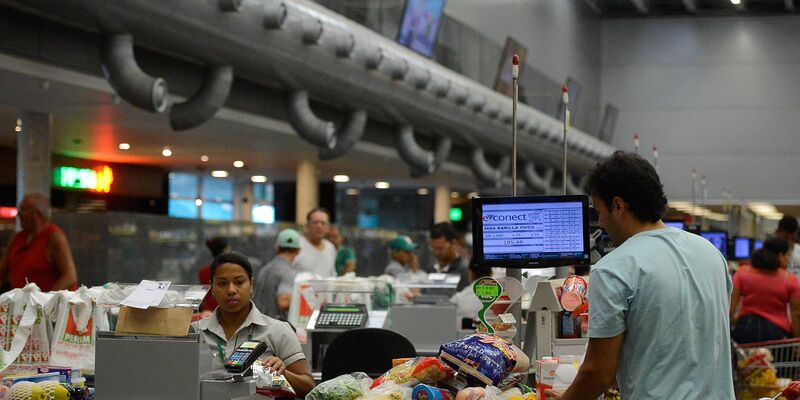 Governo adia por 90 dias regra sobre trabalho no comércio em feriados