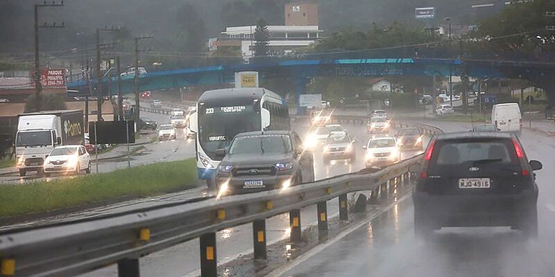SC tem alerta vermelho para alagamentos e deslizamentos na capital