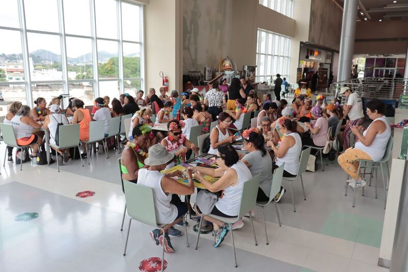 Gonçalenses produzem adereços de Carnaval no Pátio Alcântara