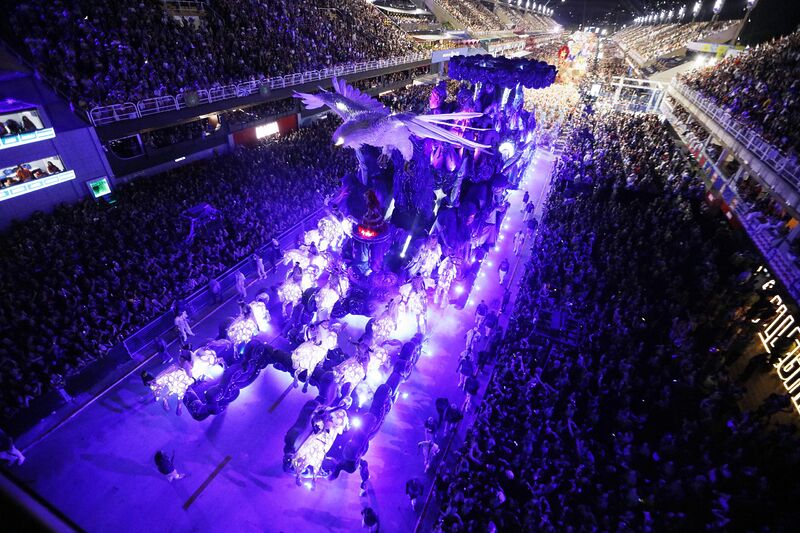 Iluminação cênica transforma narrativas e se consolida no Sambódromo após o Carnaval 2026 – Prefeitura da Cidade do Rio de Janeiro