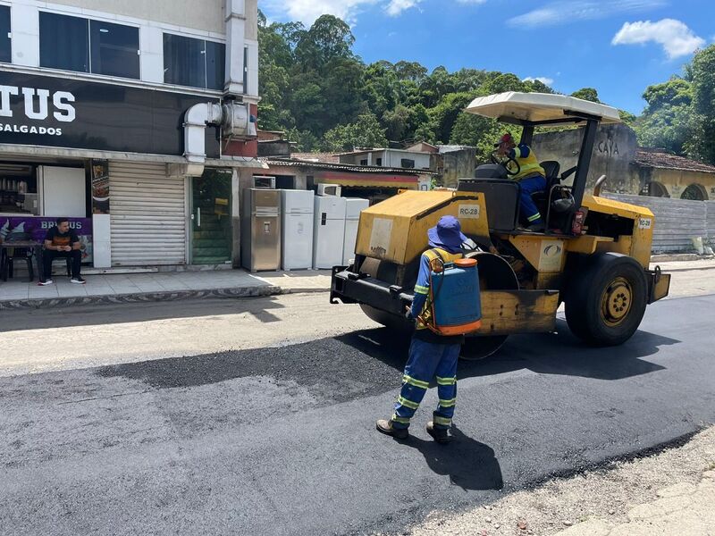 Parceria entre Prefeitura de Nova Iguaçu e Governo do Estado segue pavimentando ruas de Vila de Cava
