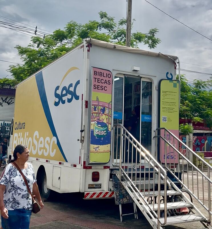 Parceria entre Prefeitura e SESC traz biblioteca móvel à Nova Iguaçu