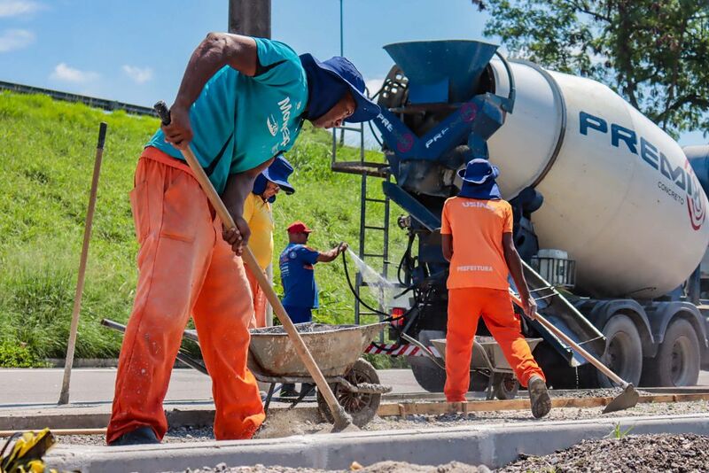 Prefeitura concreta novas calçadas em obras na entrada do Porto do Rosa