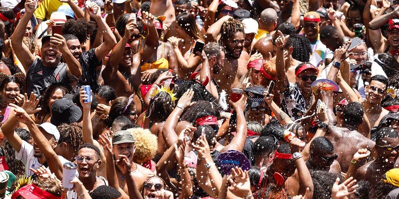 Bailes da Cinelândia transformam o centro do Rio com shows ao vivo