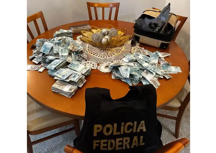 Polícia Federal/ Divulgação 11/02/2026 - Suspeito de jogar mala de dinheiro pela janela em Balneário Camboriú tem celular apreendido. Foto: Polícia Federal/ Divulgação
