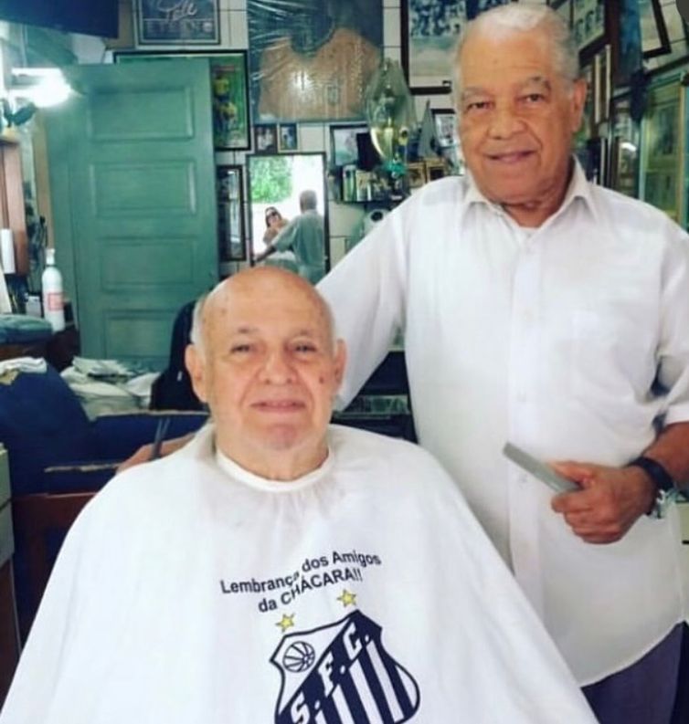 pepe_santosfc/Instagram São Paulo (SP), 24/02/2026 - FOTO DE ARQUIVO - João Araújo, conhecido como Didi, barbeiro que criou o topete do ex-jogador Pelé, juntamento com o ex-jogador, Pepe. Foto: pepe_santosfc/Instagram