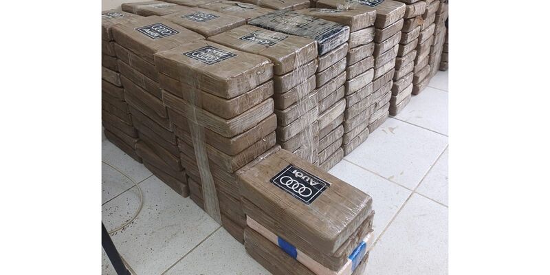 Operação internacional apreende 1,3 t de cocaína em alto mar