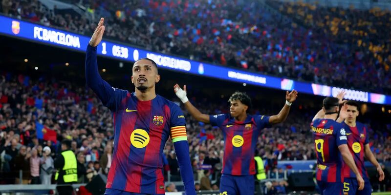 Raphinha marca dois em goleada do Barcelona na Liga dos Campeões