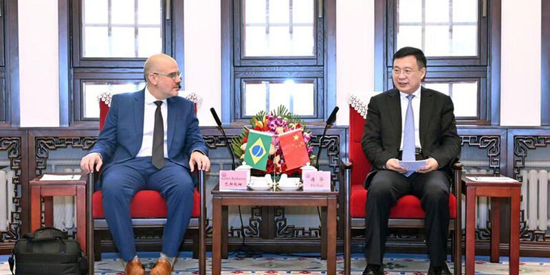 Presidente da EBC fecha parcerias em visita institucional à China