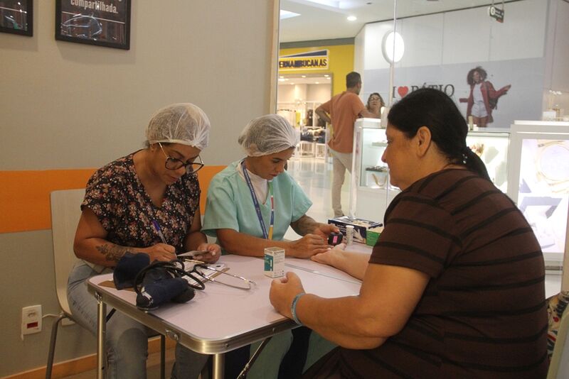 São Gonçalo faz ação estratégica em shopping para ampliar vacinação