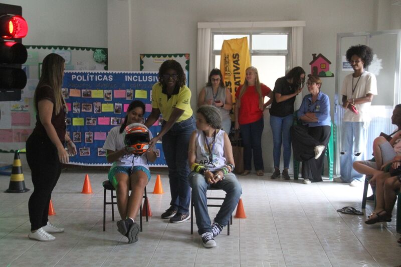 Secretaria de Transportes leva conscientização a alunos da APAE em São Gonçalo