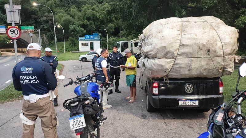 Seop aborda e reboca veículo com carga excessiva de recicláveis no Túnel Rebouças – Prefeitura da Cidade do Rio de Janeiro