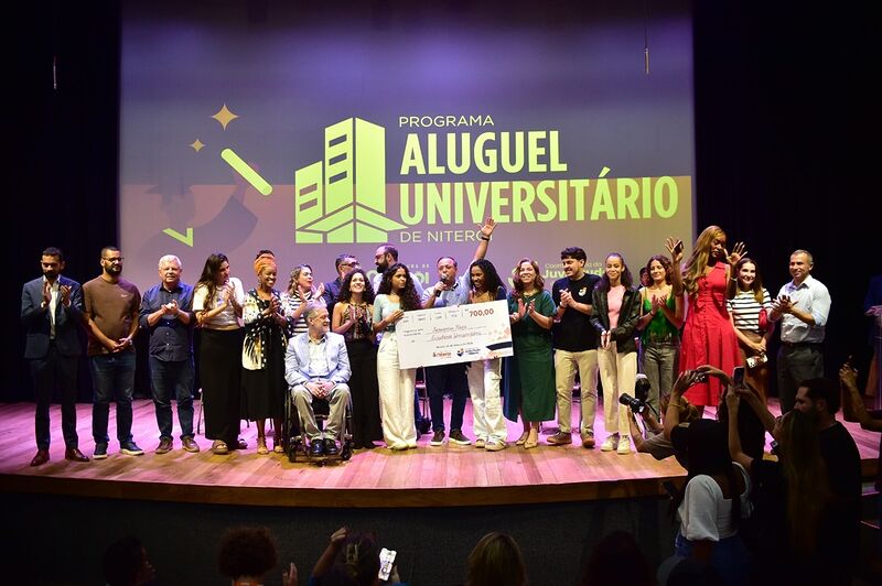 Prefeitura de Niterói entrega cheques do segundo edital do Aluguel Universitário e amplia maior programa municipal de moradia estudantil do país