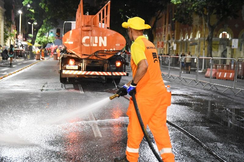 Após desfile da Viradouro, Clin realiza limpeza da Avenida Amaral Peixoto – Prefeitura Municipal de Niterói