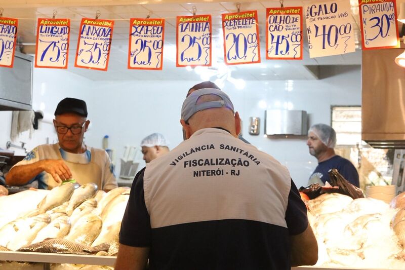 Vigilância Sanitária de Niterói realiza fiscalização no Mercado São Pedro – Prefeitura Municipal de Niterói