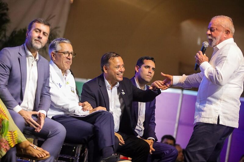 Lula e Rodrigo Neves abrem Caravana Federativa em Niterói e destacam parceria entre municípios e Governo Federal