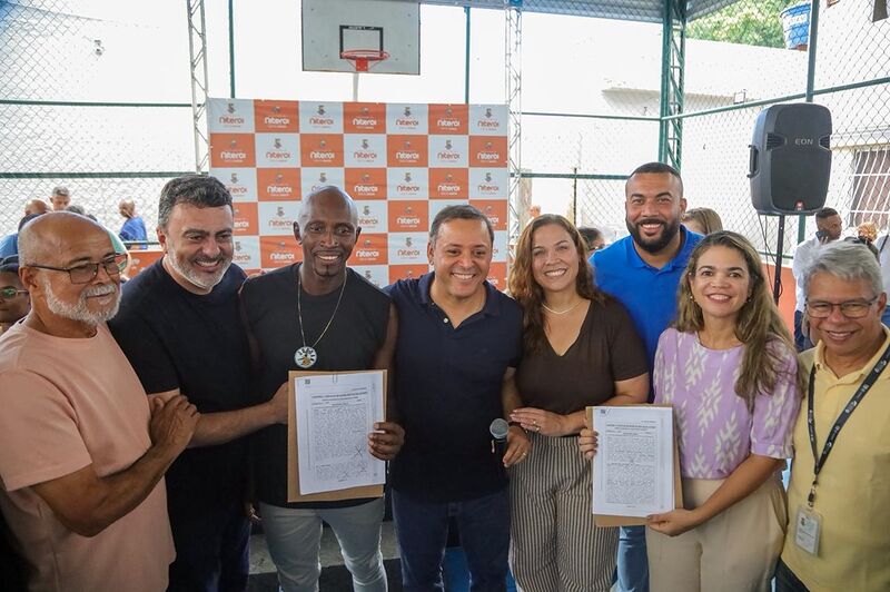 Prefeito Rodrigo Neves participa da entrega de títulos de regularização dos apartamentos do Conjunto Habitacional Viçoso Jardim