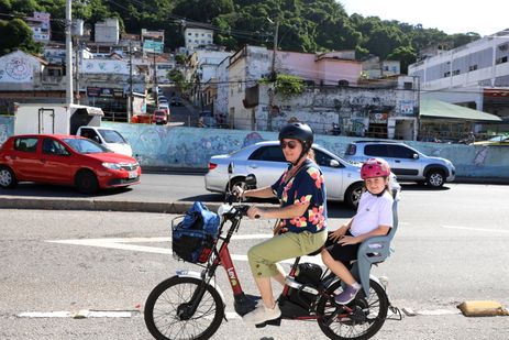 Rovena Rosa/Agência Brasil Rio de Janeiro (RJ), 07/04/2026 - A promotora de eventos Ananda Sayão mora em Copacabana e busca a filha Alice de bicicleta elétrica na Escola Municipal Pedro Ernesto, na Fonte da Saudade, Lagoa. Foto: Rovena Rosa/Agência Brasil