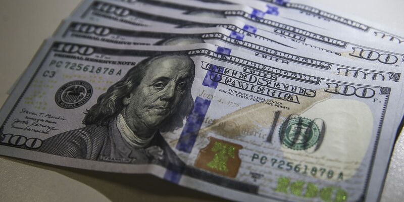 Dólar volta a R$ 5, e bolsa cai com tensão no Oriente Médio