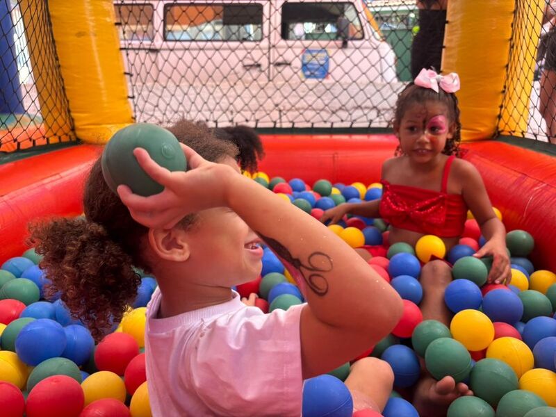 Caravana de Arte e Lazer garante manhã de brincadeiras para crianças no Morro do Castro