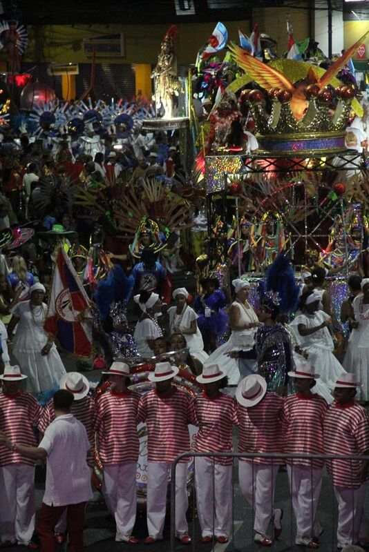 Carnaval da Retomada reúne centenas de gonçalenses na primeira noite de desfile no Centro
