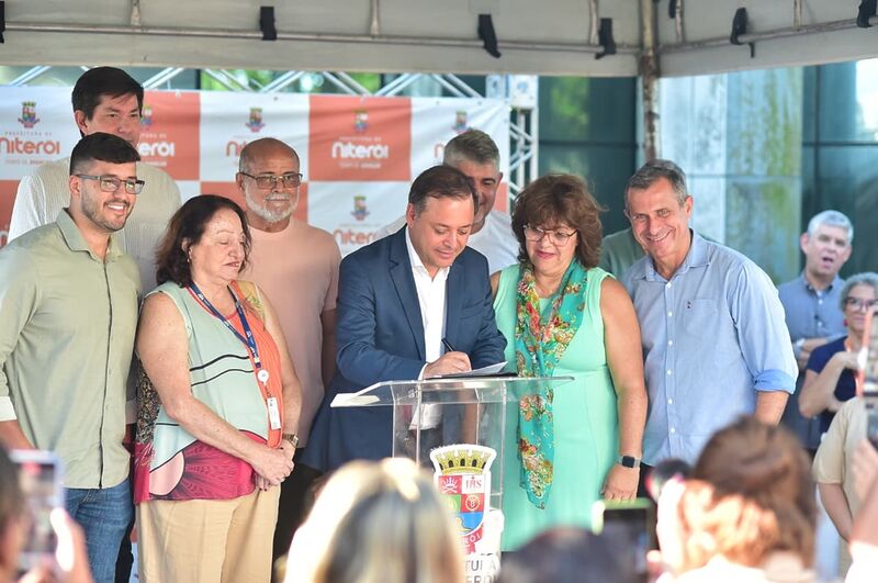 Prefeito assina ordem de início da reforma do Super Centro de Exames, Imagens e Especialidades – Prefeitura Municipal de Niterói