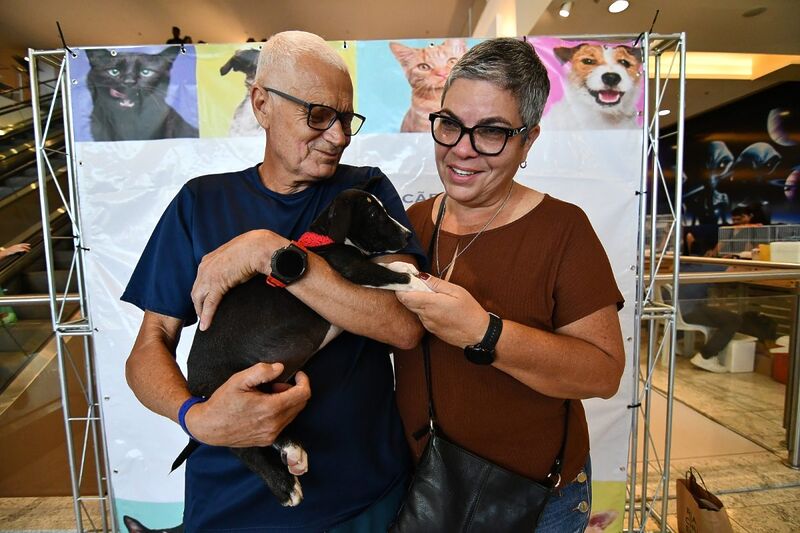 Com histórias marcadas pelo amor aos animais, casais adotam novos pets em Campanha de Adoção em Nova Iguaçu