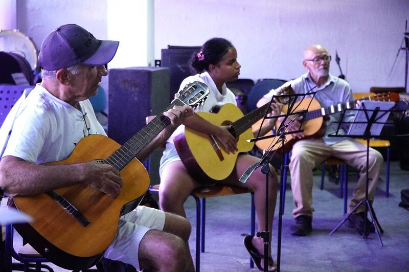Curso de violão reúne alunos de diferentes idades no CRIA SG