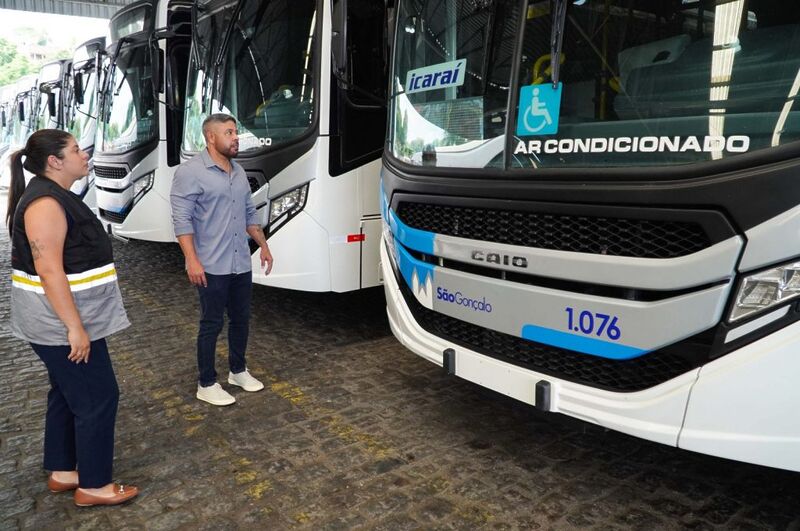 Prefeitura acompanha entrega de 30 novos ônibus municipais com ar-condicionado
