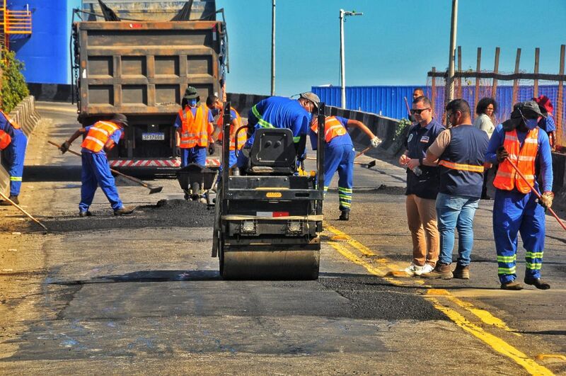 Prefeitura de Nova Iguaçu realiza força-tarefa de tapa-buraco no Centro durante feriado