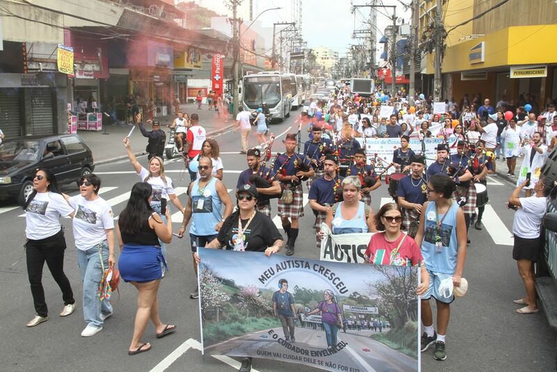São Gonçalo reúne dezenas de pessoas na caminhada de conscientização do autismo