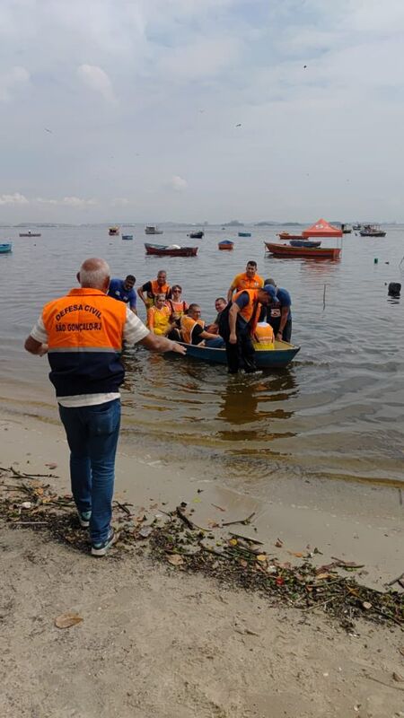  Voluntários da Defesa Civil têm aula prática extra na Praia das Pedrinhas