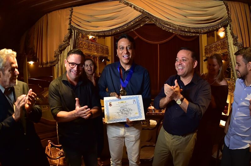 Filho de Tim Maia recebe Medalha Leila Diniz em Niterói na estreia do musical na cidade – Prefeitura Municipal de Niterói