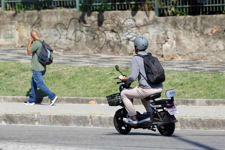 Fernando Frazão/Agência Brasil Rio de Janeiro (RJ), 06/04/2026 – Novas regras para a circulação de ciclomotores, bicicletas elétricas e patinetes nas vias da cidade. Foto: Fernando Frazão/Agência Brasil