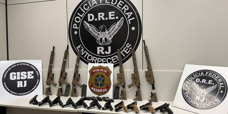 Em duas ações na Via Dutra, PF apreende 10 fuzis e 12 pistolas