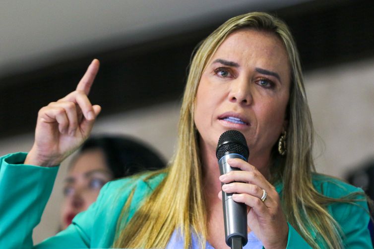 Fabio Rodrigues-Pozzebom/ Agência Brasil Brasília, DF 04/01/2024 A governadora do Distrito Federal em exercício, Celina Leão, assina protocolo de segurança para o dia 8 de janeiro, que marca o primeiro ano dos atos antidemocráticos e ataques às sedes dos Três Poderes. Foram entregues 20 viaturas, armamentos, drones, cartuchos e demais equipamentos para o fortalecimento da segurança pública do DF. Foto: Fabio Rodrigues-Pozzebom/ Agência Brasil