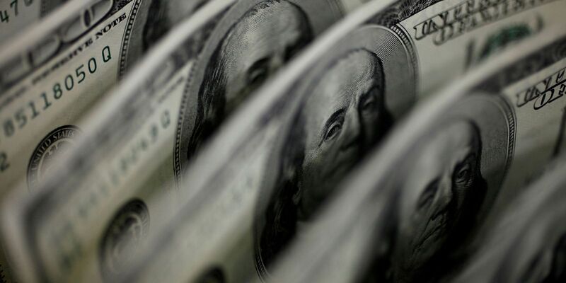 Dólar cai a R$ 4,91 e fecha no menor valor em 27 meses