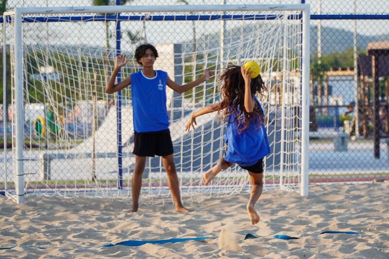 Aulas de handebol de areia são oferecidas no Parque RJ Nosso Sonho