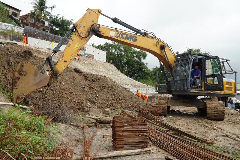 Avançam as obras de contenção de encosta no Lindo Parque