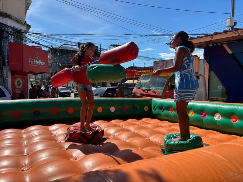 Crianças do Gradim se divertem com Caravana de Arte e Lazer