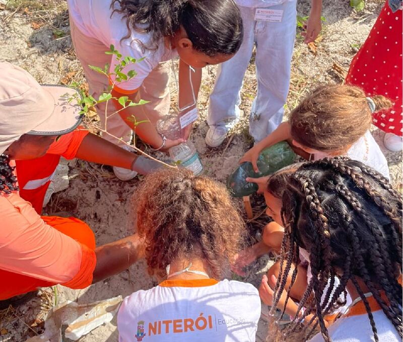 Prefeitura de Niterói realiza ação de recuperação ambiental no Parque Natural Municipal Morro do Morcego – Prefeitura Municipal de Niterói