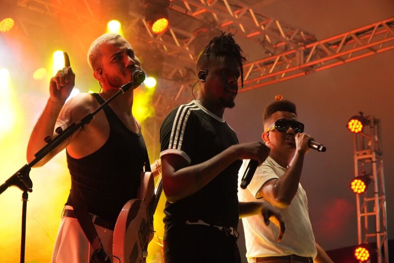 Parque RJ Nosso Sonho lota com show do grupo Os Garotin na Festa do Trabalhador