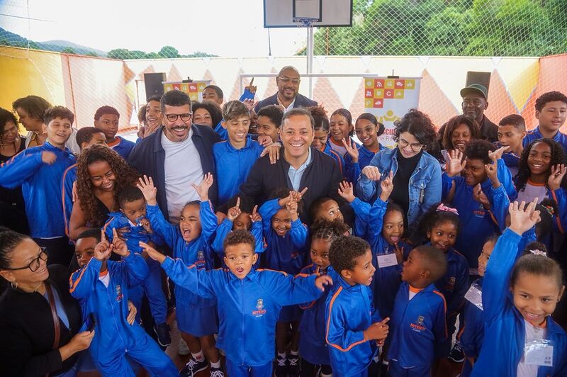 Prefeitura de Niterói entrega uniformes de inverno para alunos da Rede Municipal – Prefeitura Municipal de Niterói