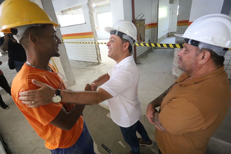 Prefeito Rodrigo Neves vistoria obras no Engenho do Mato – Prefeitura Municipal de Niterói
