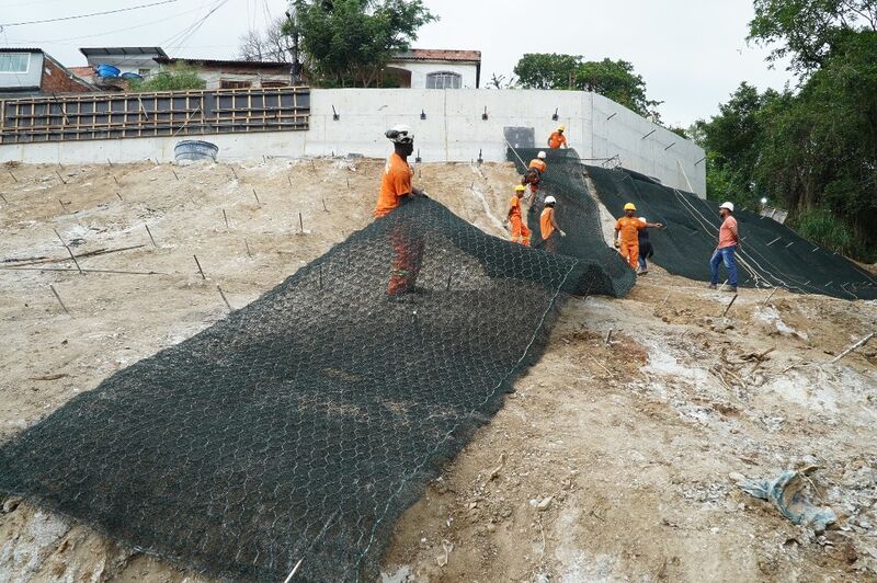Prefeitura inicia instalação de tela de alta resistência em obras de contenção de encosta no Lindo Parque