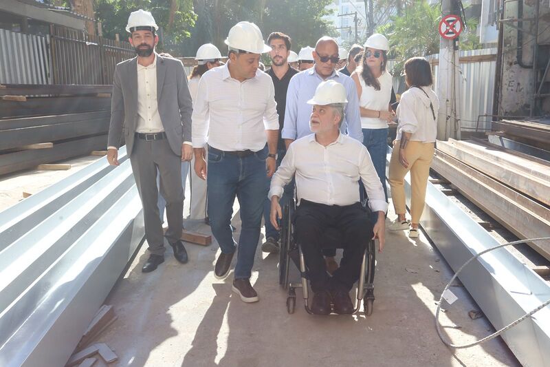 Prefeito Rodrigo Neves e reitor da UFF vistoriam obras do Novo Cinema Icaraí; entrega está prevista para o segundo semestre de 2026