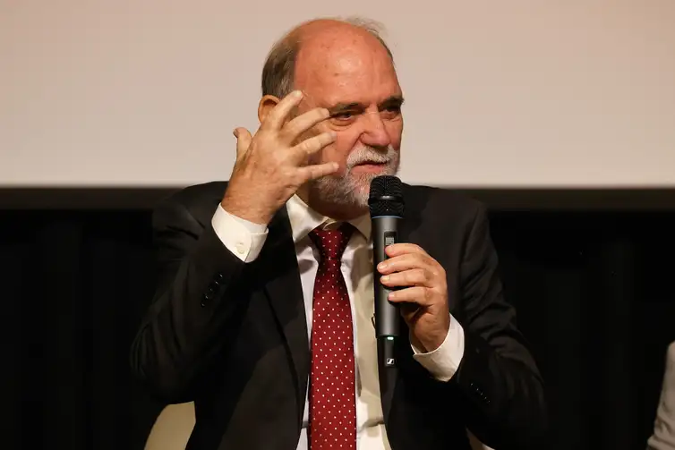 Rio de Janeiro (RJ), 28/05/2026 - Roberto Gil, diretor-geral do INCA, fala durante evento promovido pelo Instituto Nacional de Câncer (INCA) no Dia Mundial sem Tabaco para alertar sobre as tentativas da indústria do tabaco de retardar a aplicação da Resolução da Agência Nacional de Vigilância Sanitária (Anvisa) de 2012 (RDC 14/2012), que proíbe o uso de aditivos de sabor e aroma em produtos de tabaco, no  Teatro Assist, no centro da cidade. Foto: Tânia Rêgo/Agência Brasil